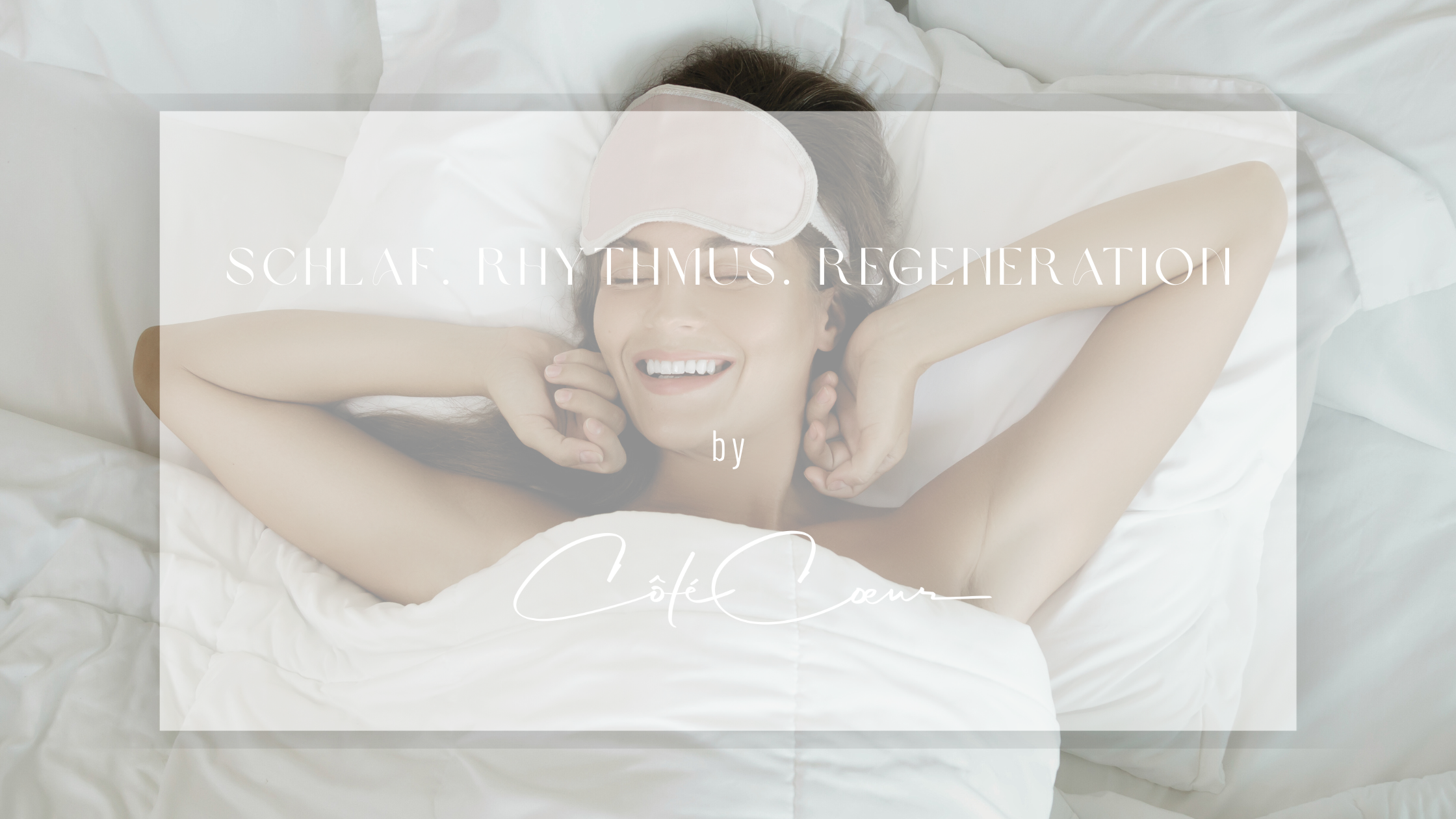 Frau mit Schlafmaske lächelt entspannt im weißen Bett – Symbolbild für Schlaf, Rhythmus und nächtliche Regeneration by CÔTÉ CŒUR