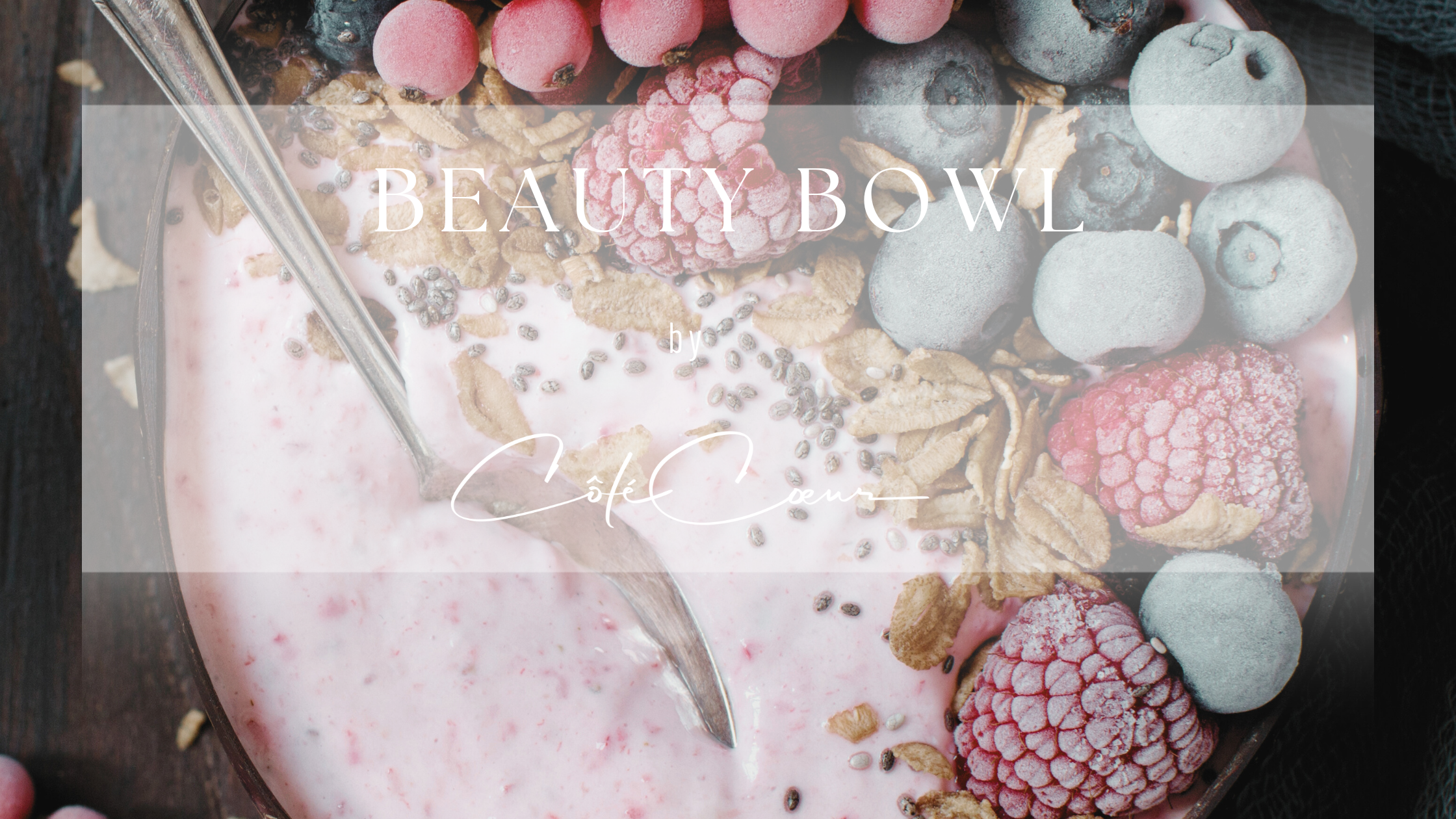 Nährstoffreiche CÔTÉ CŒUR Beauty Bowl mit Beeren, Crunchy Granola und CELLBERRIES® Omega-Booster – perfekt für Hautgesundheit, Hormonbalance und Glow in der abnehmenden Mondphase.