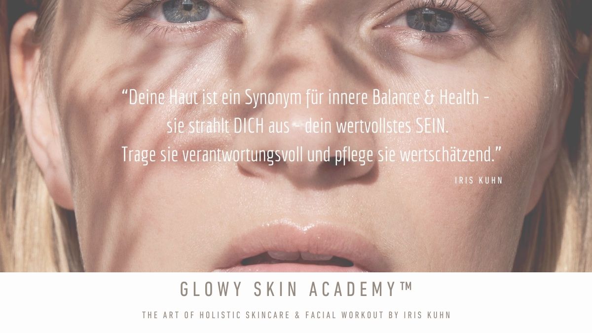Porträt einer Frau mit natürlicher Hautstruktur im Lichtspiel, begleitet von einem Zitat über Haut, Balance und Selbstwert – Visual der GLOWY SKIN ACADEMY™
