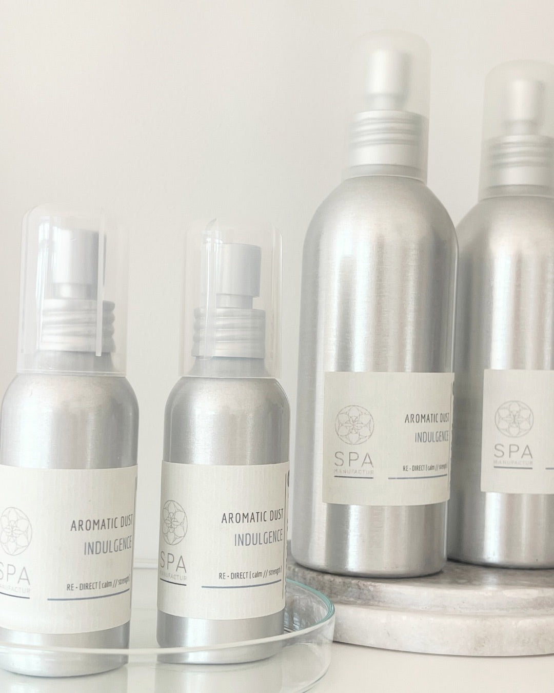 SPA MANUFACTUR® Aromatic Dust Indulgence RE•DIRECT Calm & Strength Botanical Ritual Mist – Eau de Brume Naturparfum mit Sandelholz, Ingwer, Limette und süßer Orange
SPA MANUFACTUR® Aromatic Dust Indulgence RE•DIRECT Calm & Strength Botanical Ritual Mist – Eau de Brume Naturparfum mit Sandelholz, Ingwer, Limette und süßer Orange