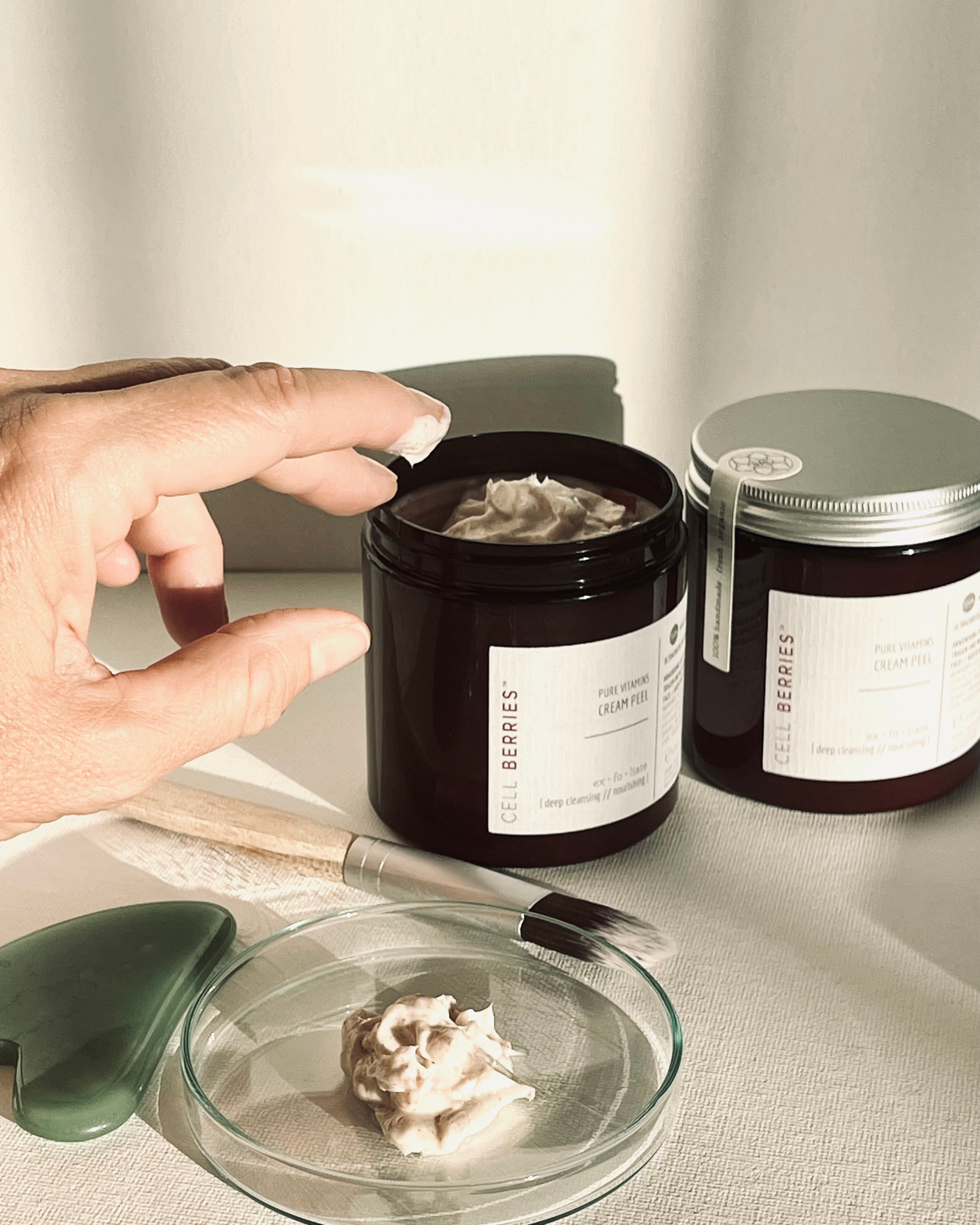 Cremige Peelingtextur mit Mandel- & Olivenkern-Granulat – pflegeintensiv & sanft zur Haut