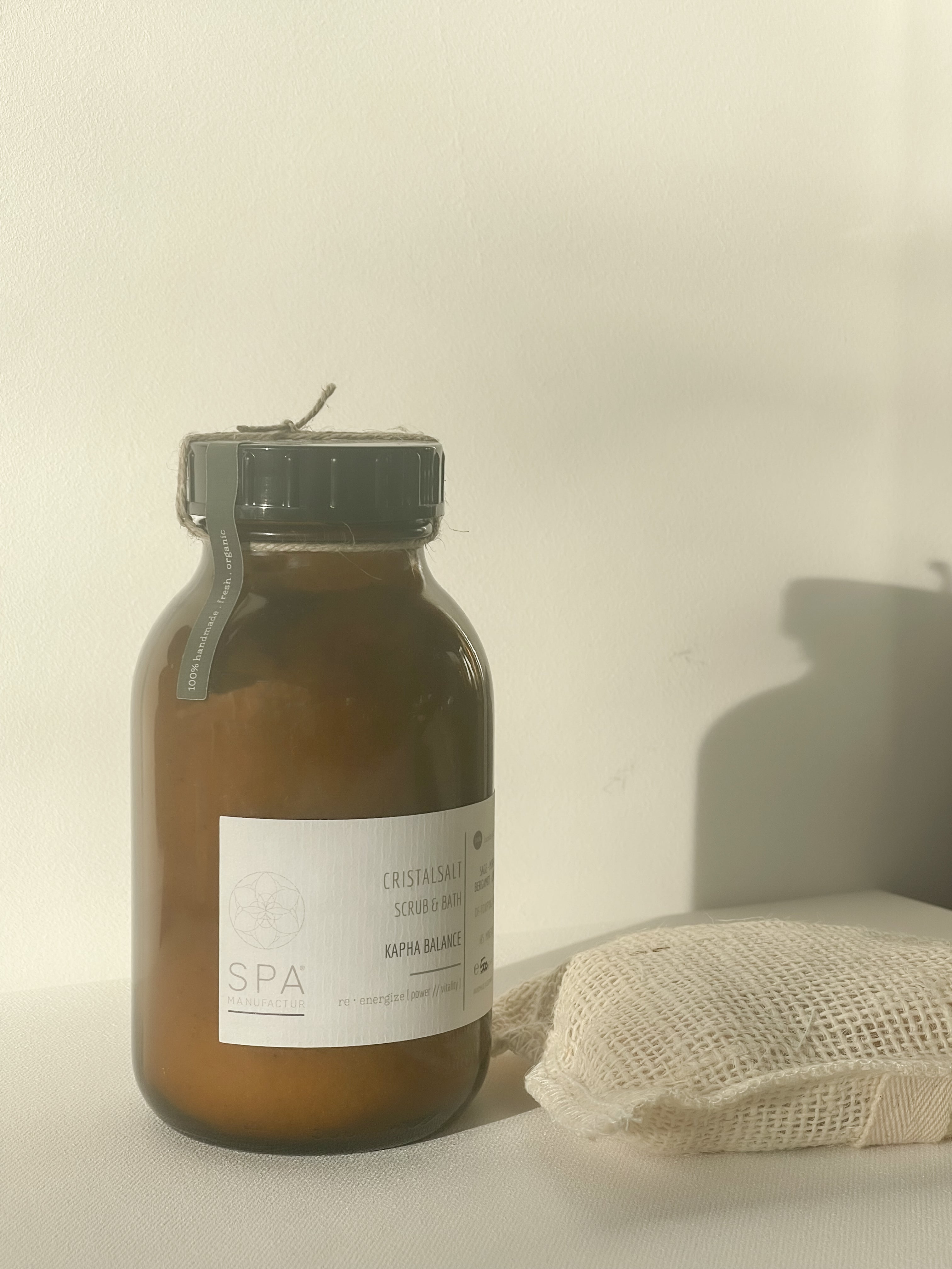 Kristall Salzpeeling KAPHA BALANCE mit Himalaysalz, Epsomsalz und ätherischen Ölen von SPA MANUFACTUR® im 500g Apothekerglas