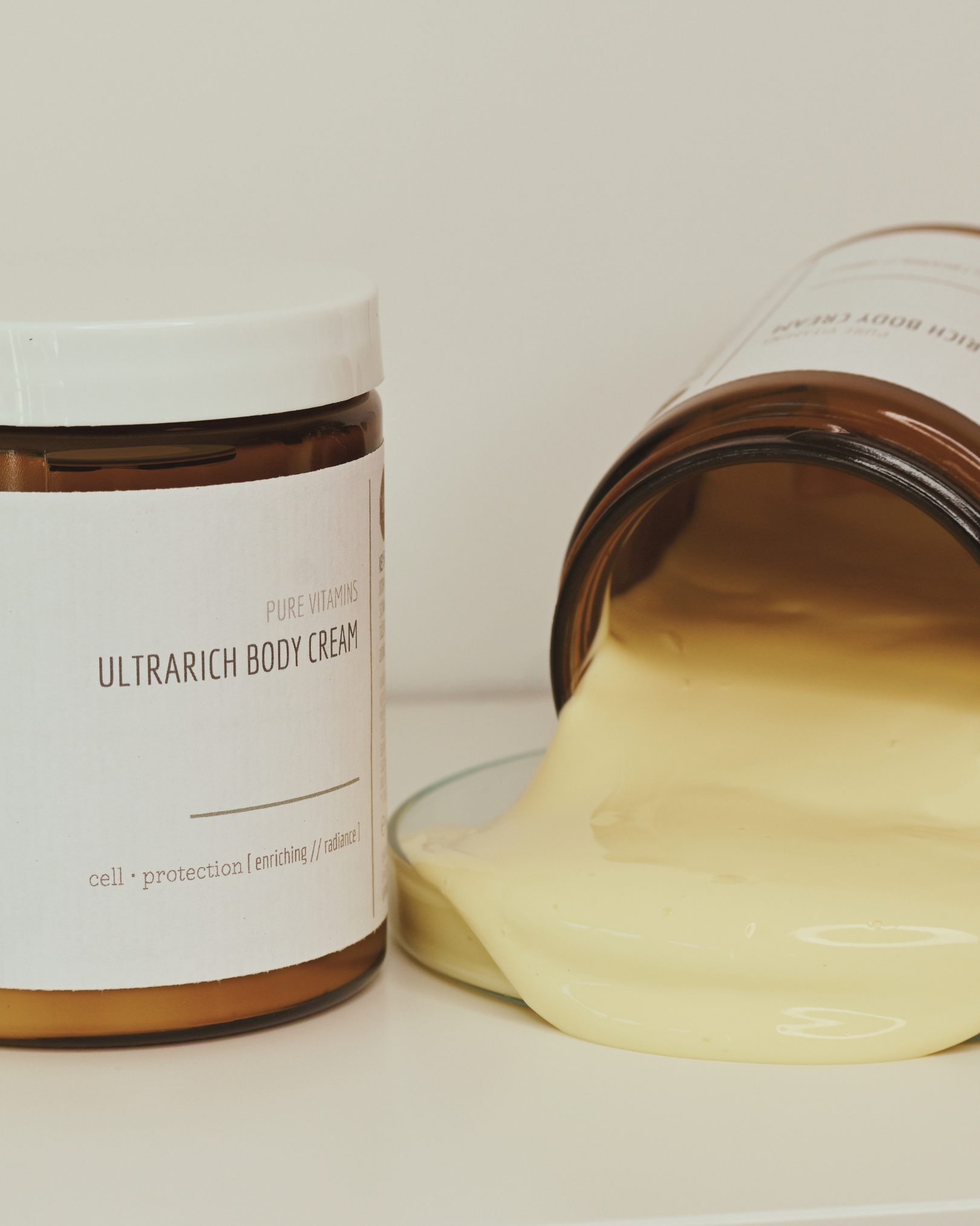 SPA MANUFACTUR® PURE VITAMINS ULTRARICH BODY CREAM – Luxuriöse nährende Körpercreme für anspruchsvolle Haut. Seidig-samtige Cremetextur mit offenem Apothekerglastiegel.