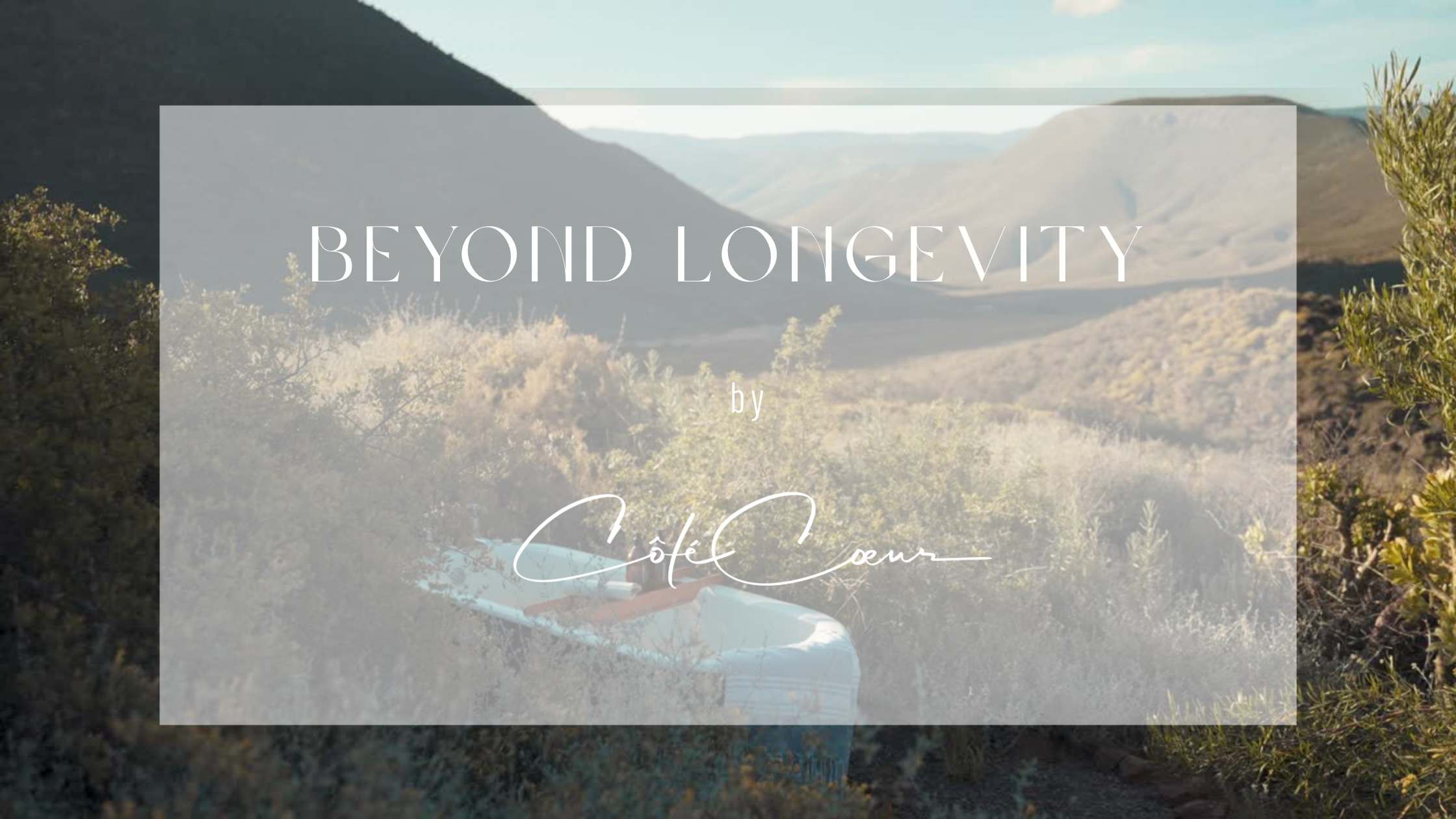 Infinity Pool inmitten mediterraner Hügellandschaft – Sinnbild für Ruhe, Frequenzwechsel und tiefe Regeneration. Textoverlay: BEYOND LONGEVITY · REGENERATE SLOW · LIVE HIGH FREQUENCY.