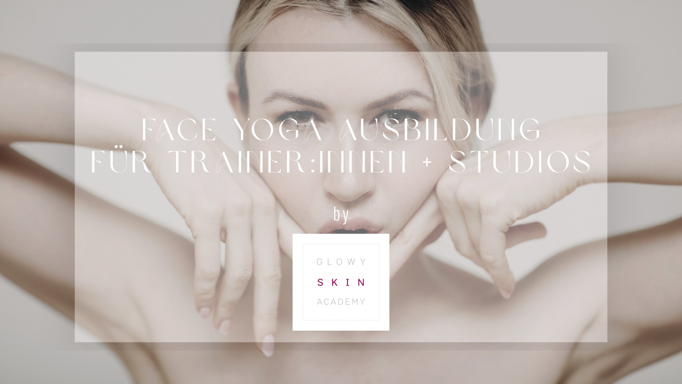 Face Yoga Ausbildung für Trainer:innen und Studios – Frau zeigt Face Yoga Übung zur Aktivierung der Gesichtsmuskulatur, GLOWY SKIN ACADEMY™