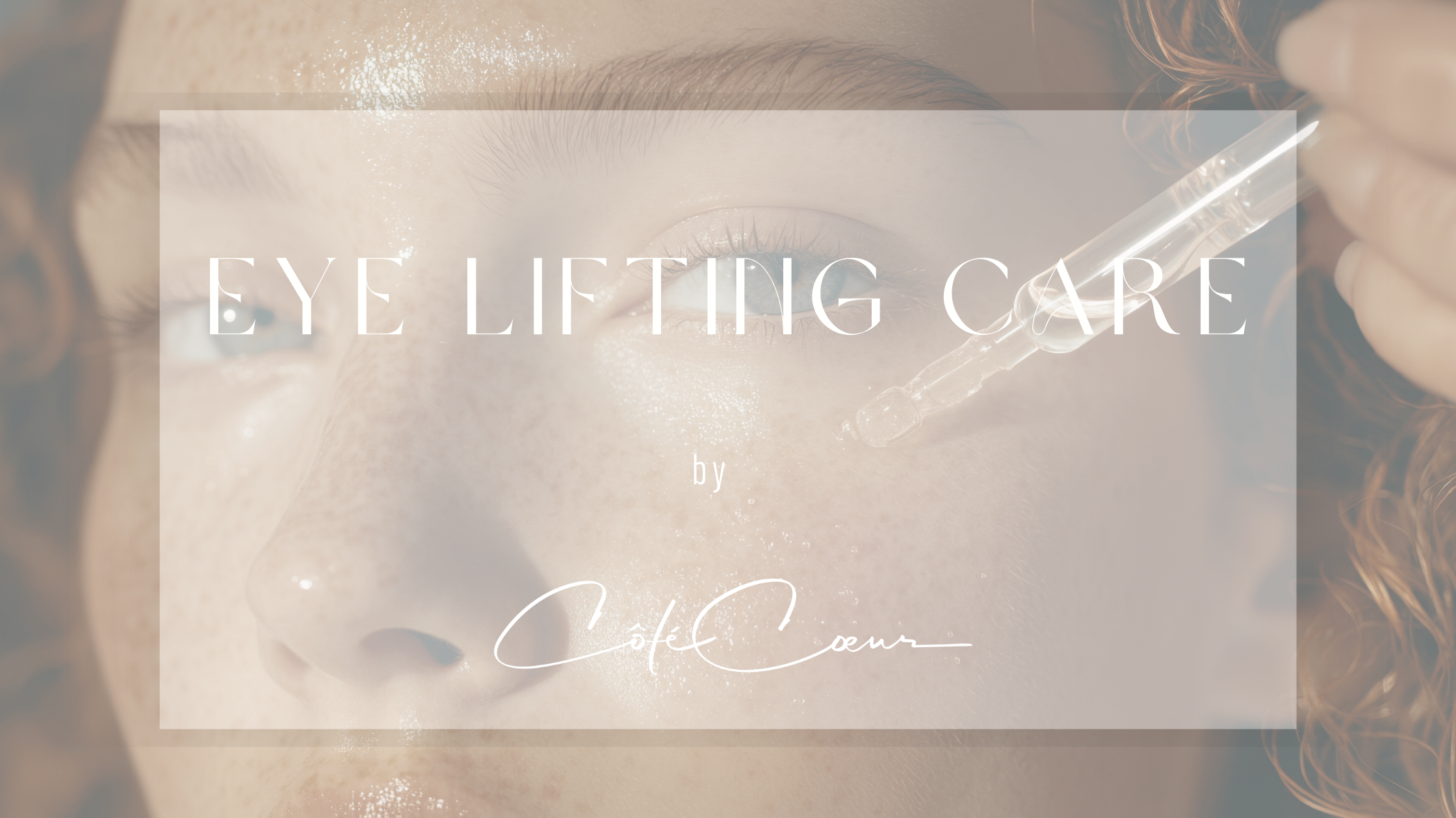 Editorial Banner Eye Lifting Care – minimalistische Typografie über Close-up einer gepflegten Augenpartie mit Pipette und Serum, by CÔTÉ CŒUR.