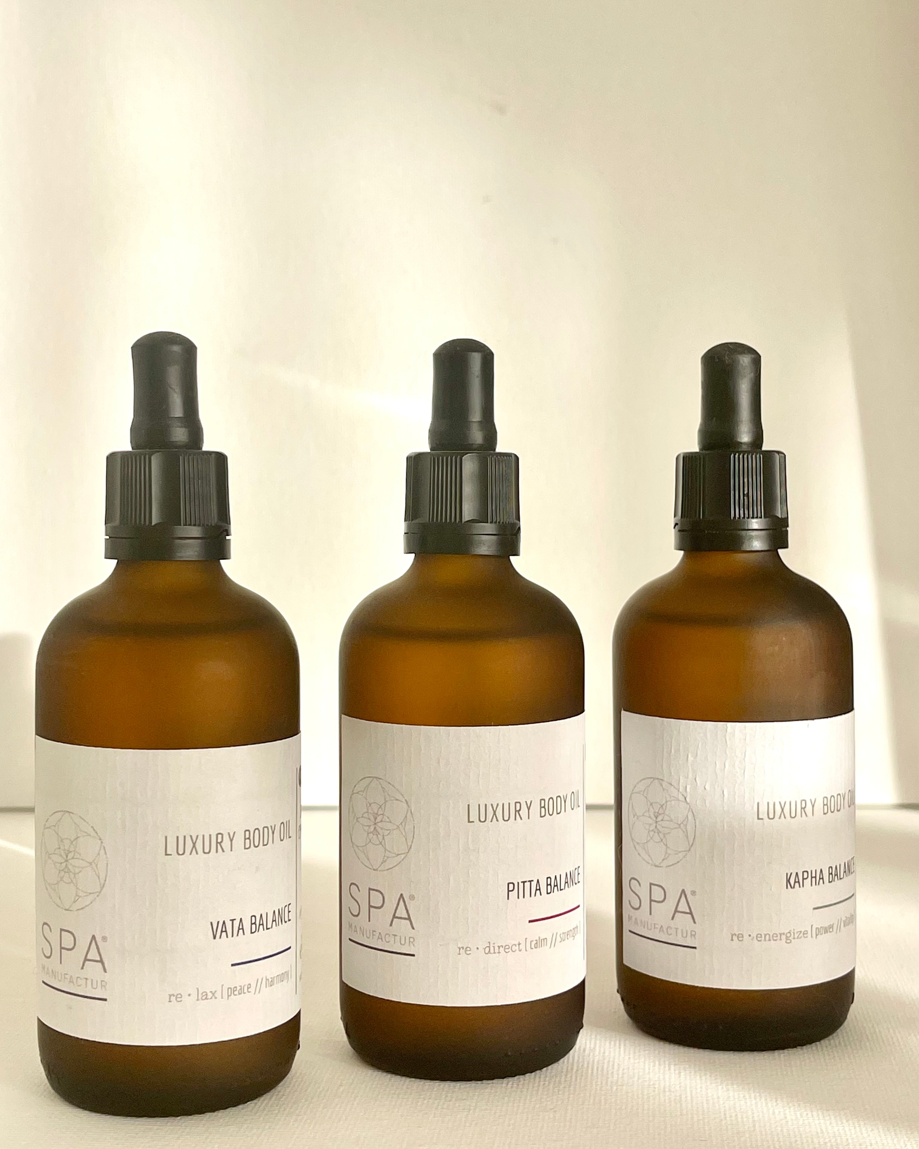 Produktflasche – SPA MANUFACTUR® LUXURY BODY OIL – VATA BALANCE in satiniertem Apothekerglas