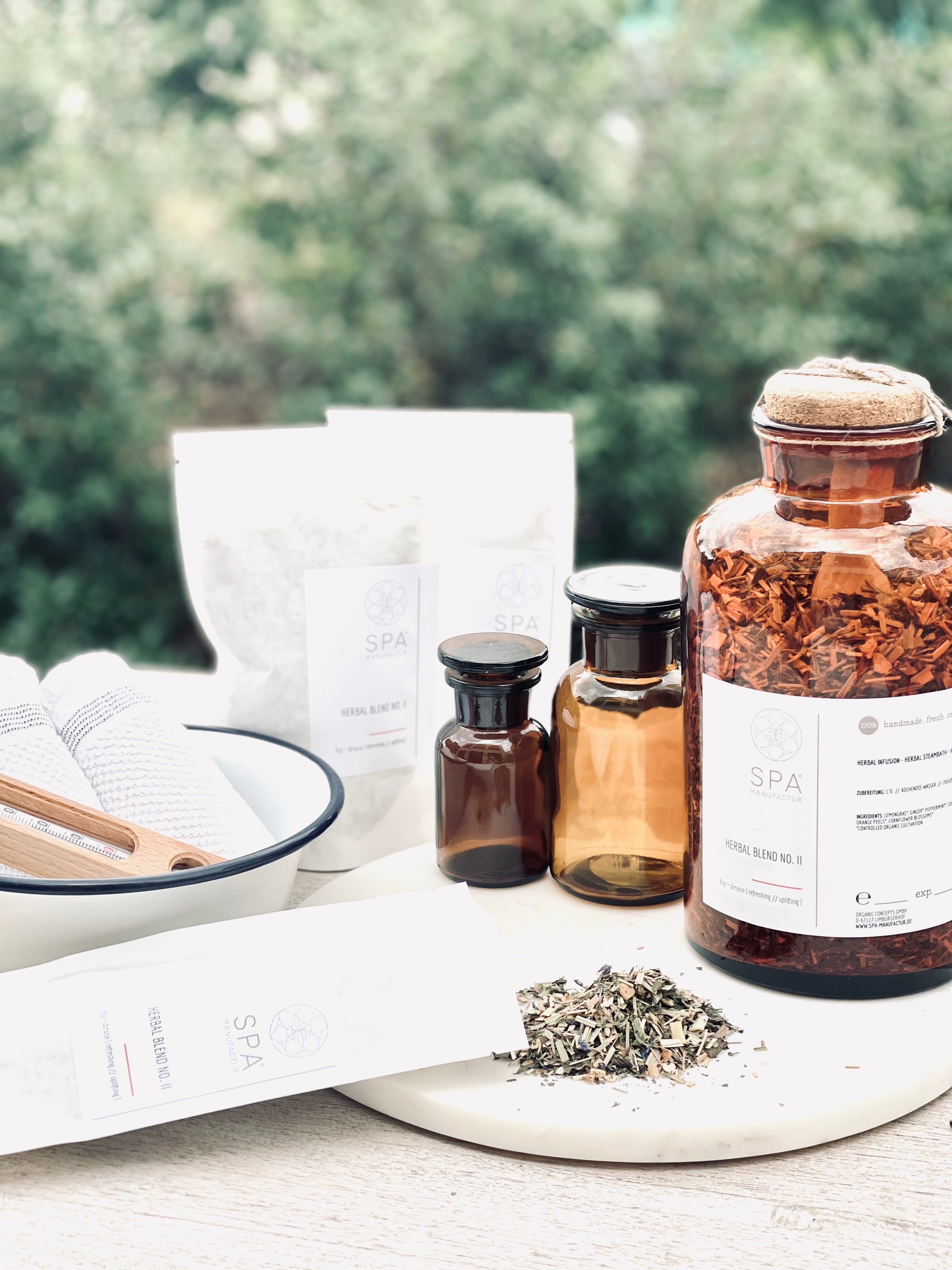 Entspannende BIO-Kräutermischung HERBAL BLEND No. III von SPA MANUFACTUR® in Apothekerglas mit Lavendel, Lemongras, Holunder & Verbene