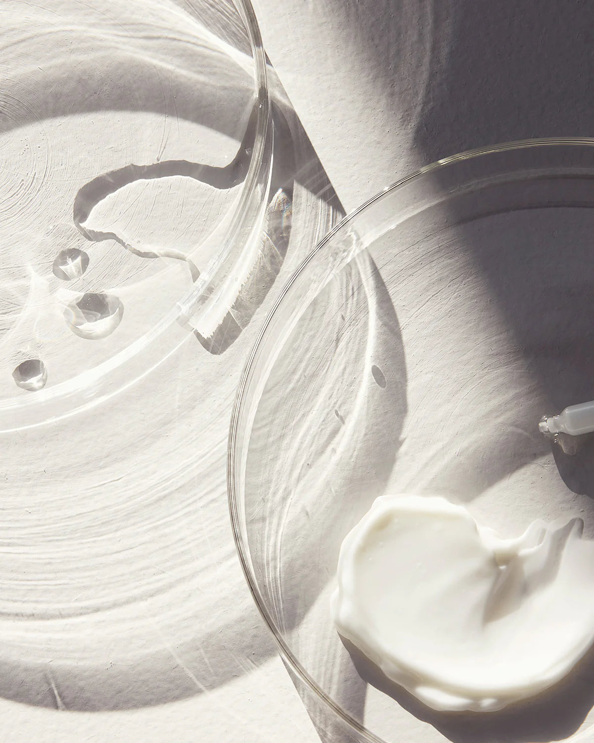 Seidige Textur der Anti-Aging Handcreme mit Hyaluronsäure & Sheabutter – pflegend & glättend