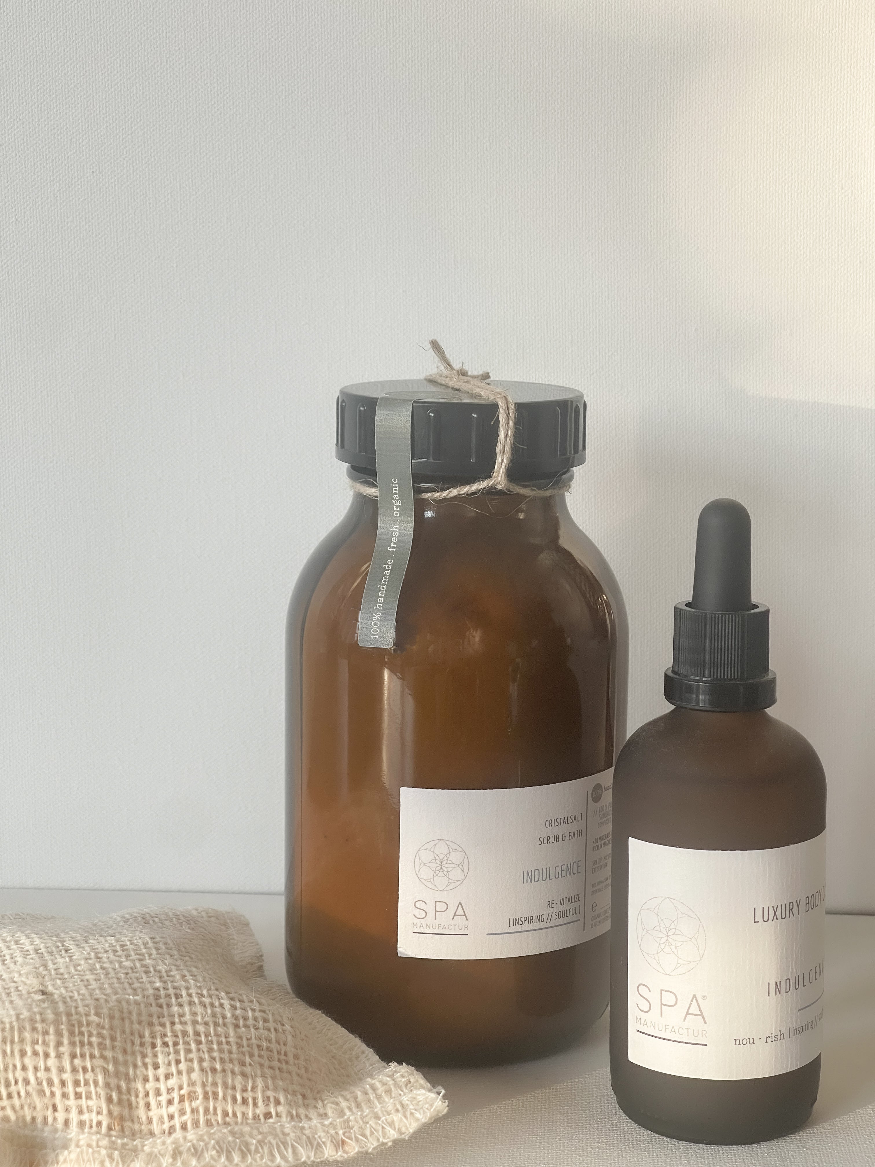 SPA MANUFACTUR® Cristalsalt Scrub & Bath – INDULGENCE | Luxuriöses Aromatherapie-Salzpeeling & Detox-Bad für Körper & Sinne