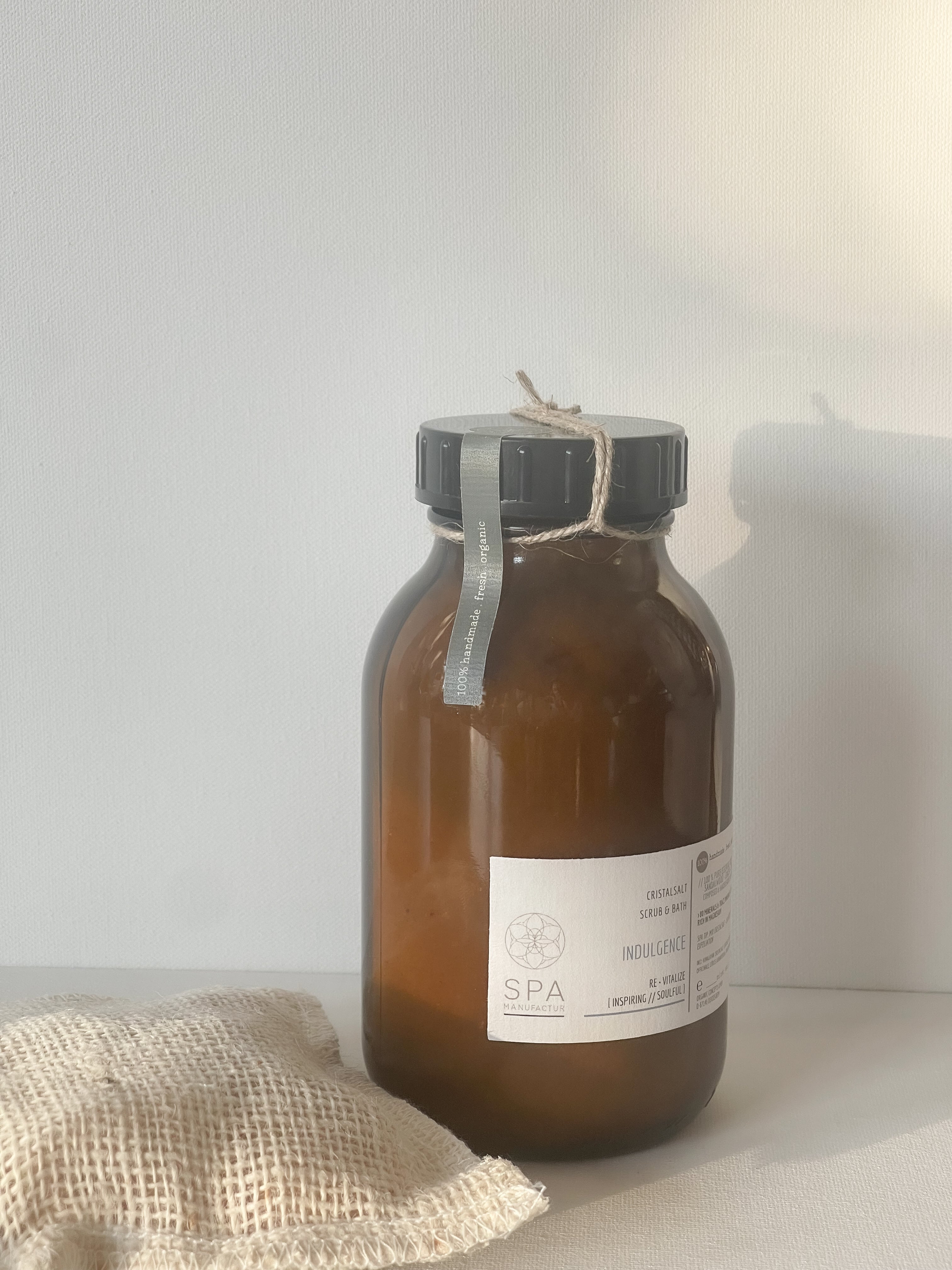 SPA MANUFACTUR® Cristalsalt Scrub & Bath – INDULGENCE | Luxuriöses Aromatherapie-Salzpeeling & Detox-Bad für Körper & Sinne