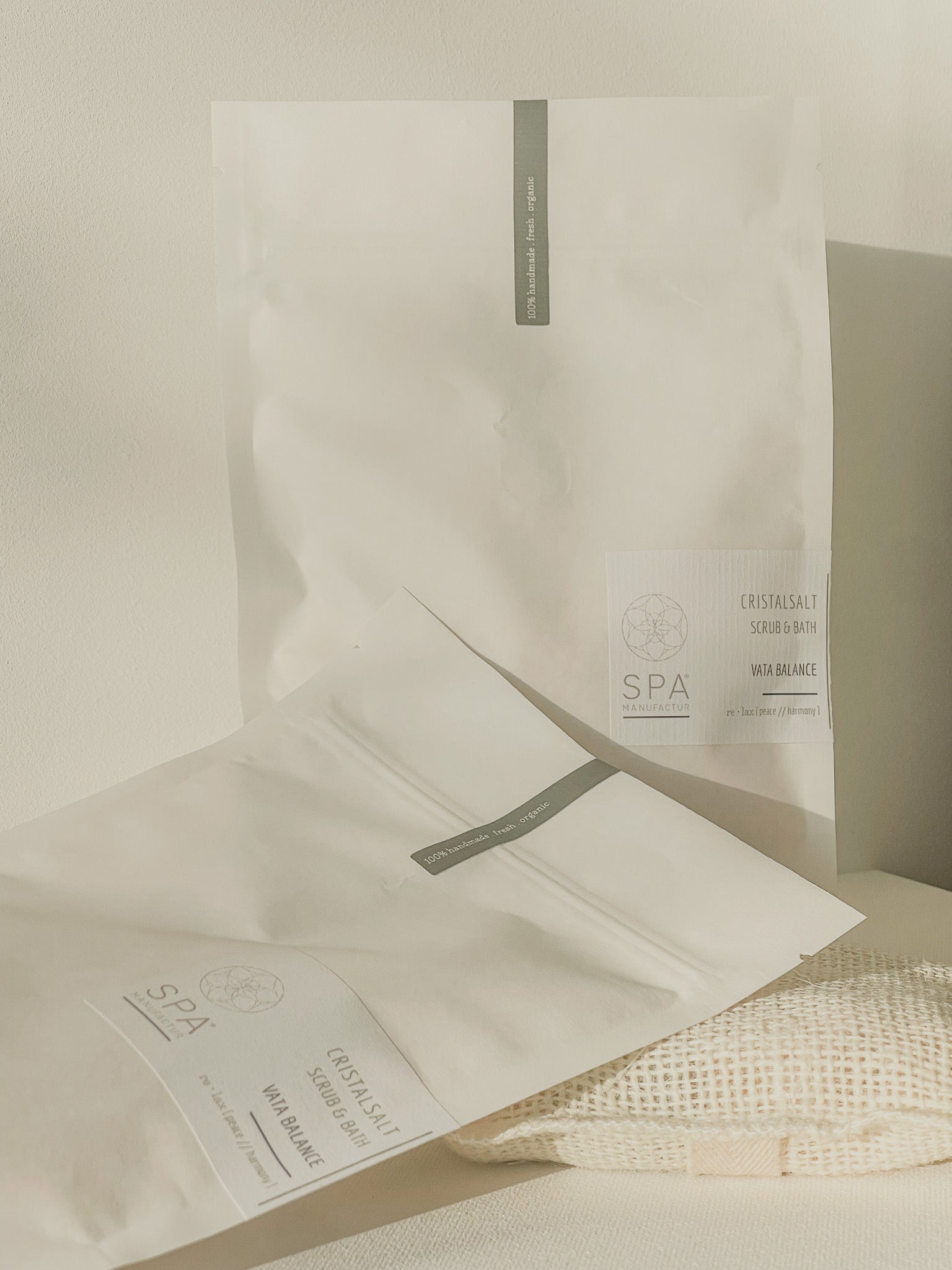 SPA MANUFACTUR® CRISTALSALT SCRUB & BATH – VATA BALANCE | Mineralisierendes Salzpeeling & Detoxbad mit ätherischen Ölen