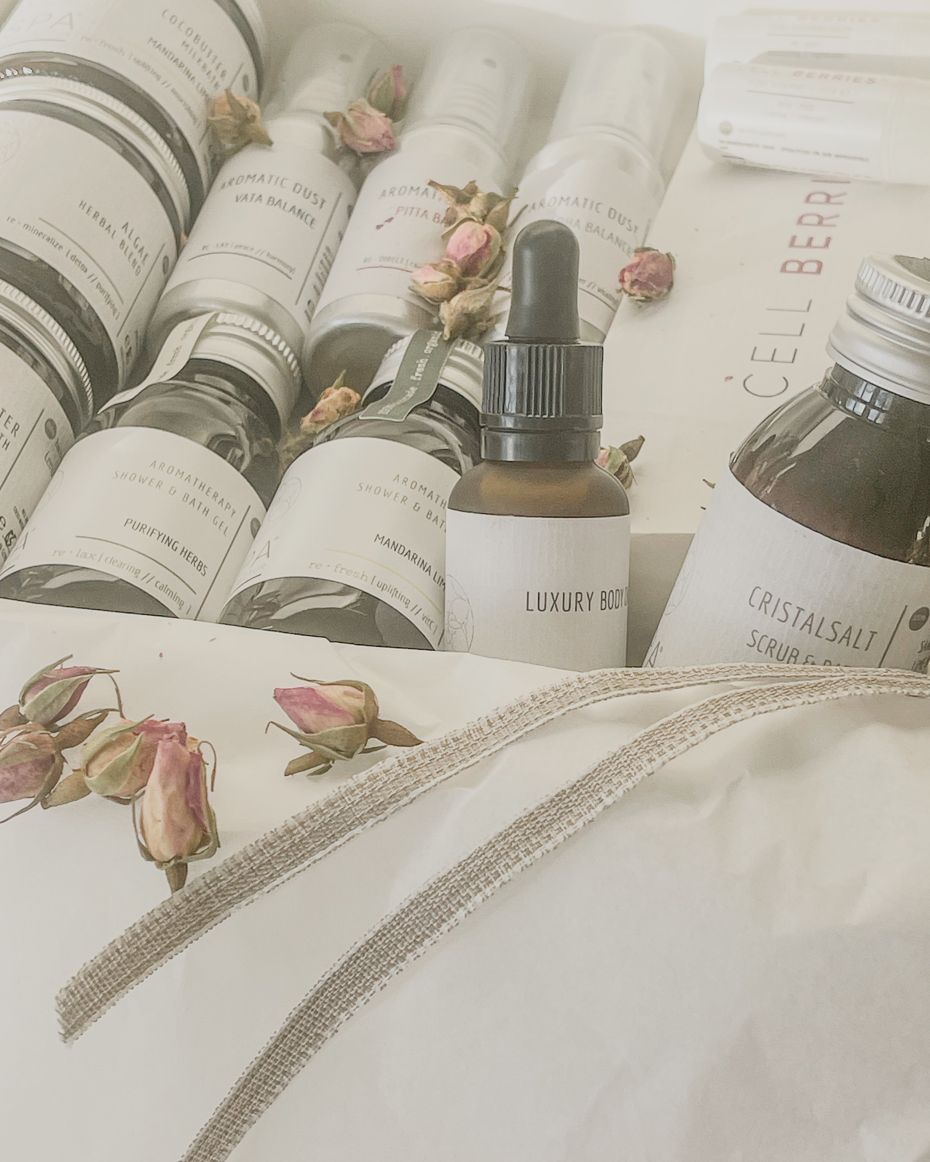 Leinen-Geschenkbox mit edlem Band und botanischer Dekoration