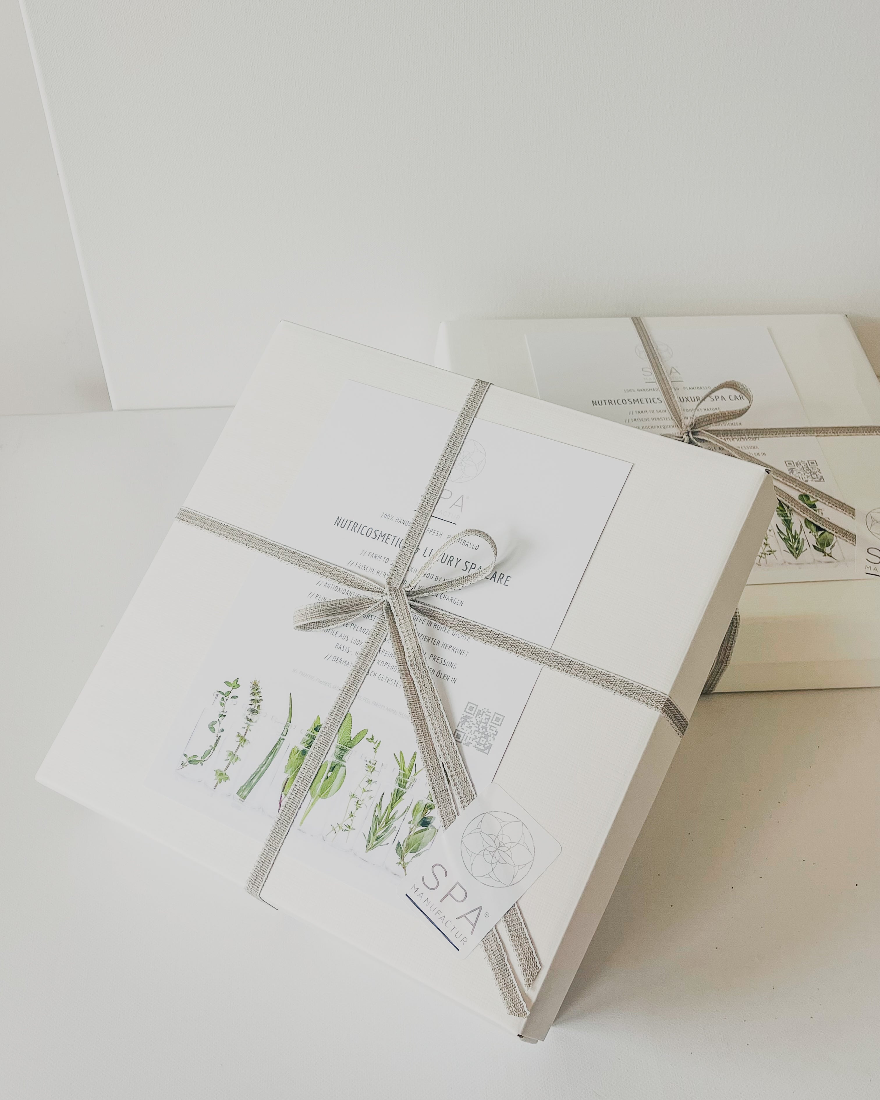Verpackung HOME SPA BOX SUITE & CHALETS von SPA MANUFACTUR® mit Leinenband und Produktkarte