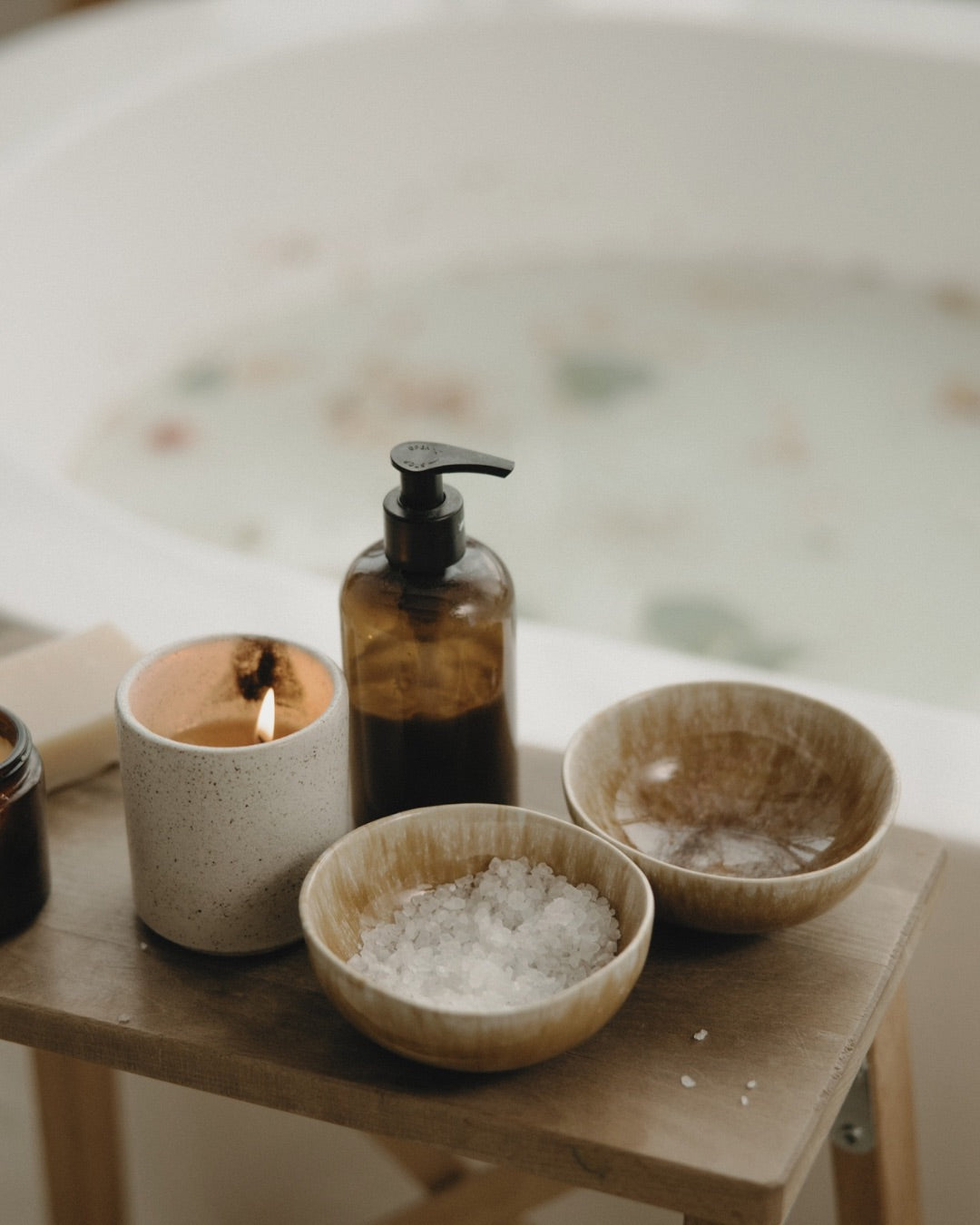 Detox Salzbad INDULGENCE mit über 80 Mineralien und Spurenelementen und 100 % naturreinen ätherischen Ölen von SPA MANUFACTUR®