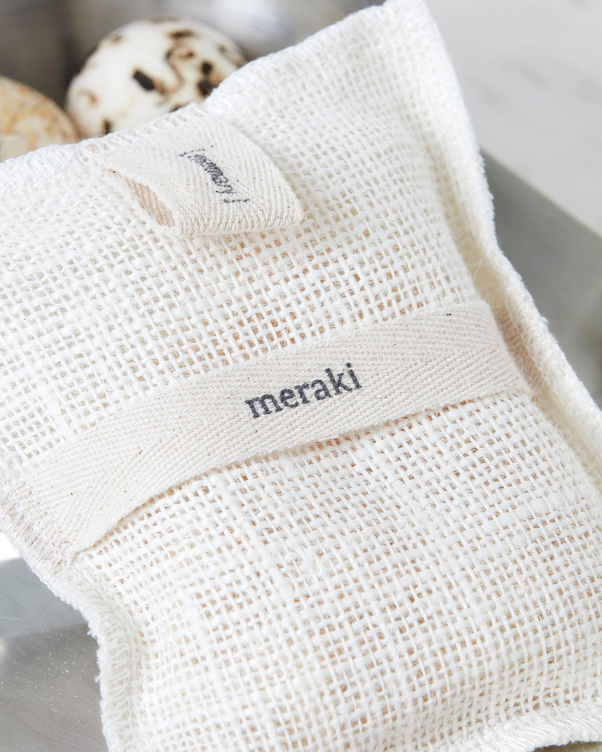 MERAKI Peeling-Badehandschuh mit Bio-Kräuterseife | Aromapeeling aus Jute