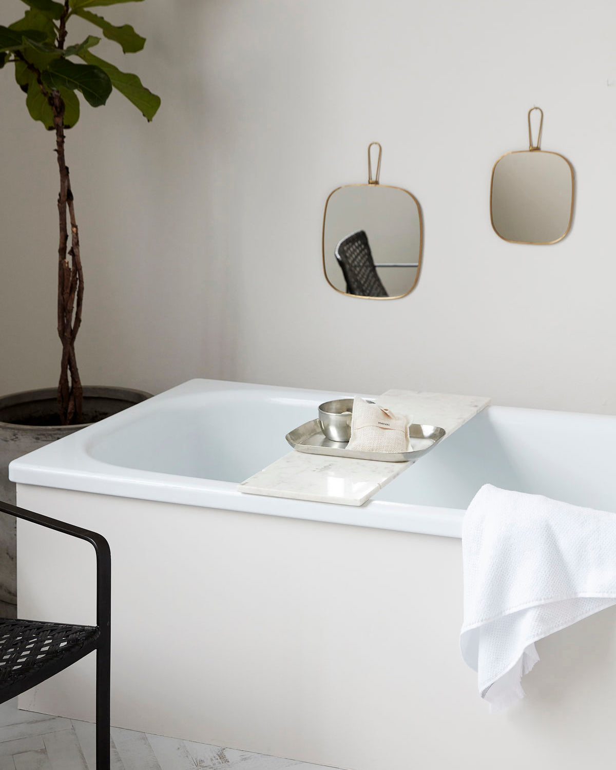 MERAKI Peeling-Badehandschuh mit Bio-Kräuterseife | Aromapeeling aus Jute