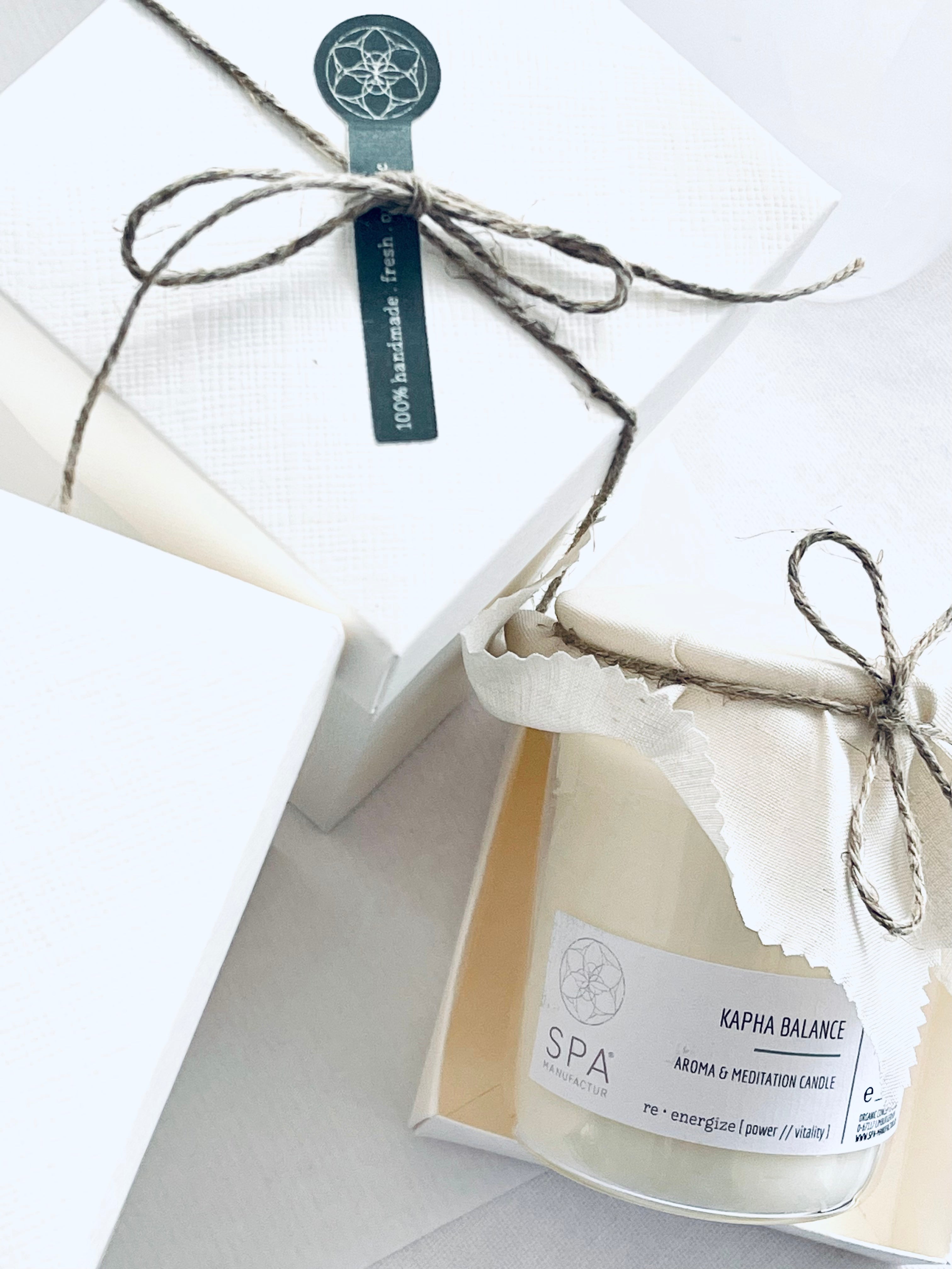 SPA MANUFACTUR® Aroma & Meditation Candle - VATA BALANCE I handgegossene Duftkerze mit naturreinen ätherischen Ölen