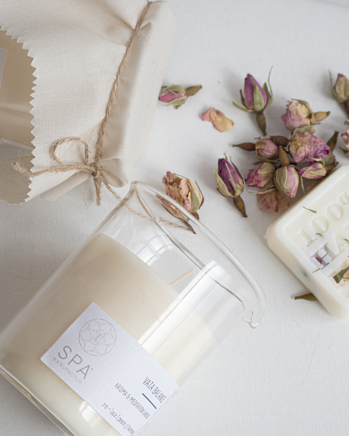 SPA MANUFACTUR® Aroma & Meditation Candle - VATA BALANCE I handgegossene Duftkerze mit naturreinen ätherischen Ölen