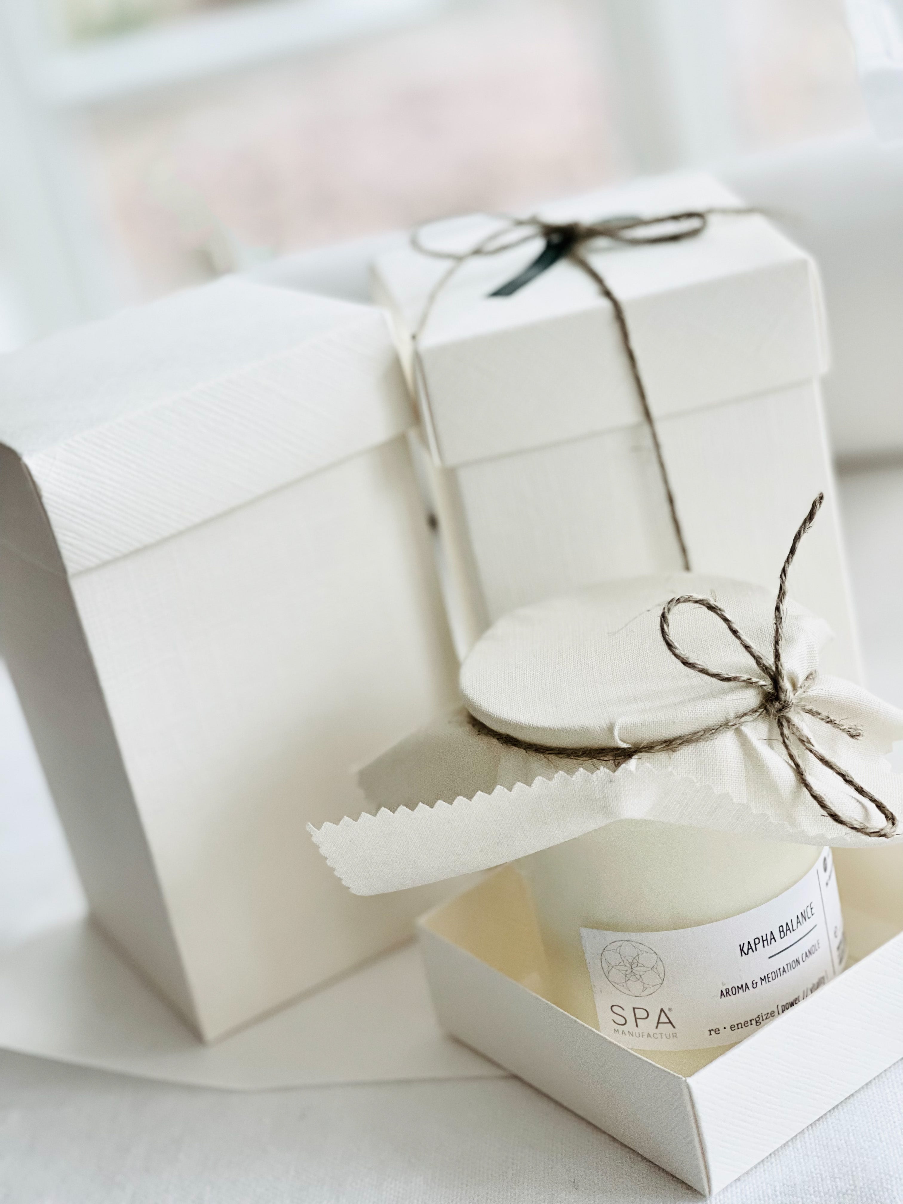 SPA MANUFACTUR® Aroma & Meditation Candle - VATA BALANCE I handgegossene Duftkerze mit naturreinen ätherischen Ölen