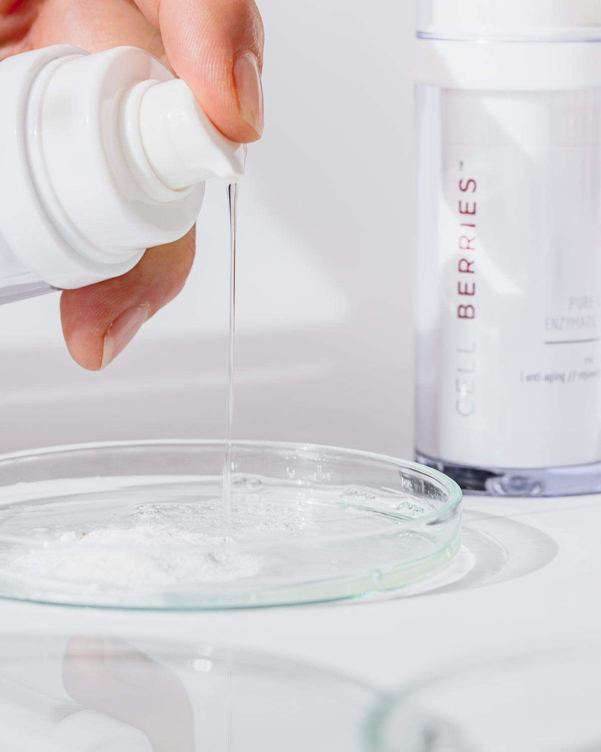 CELLBERRIES® Pure Glow Enzymatic Peel – Enzympeeling mit AHA/BHA & Hyaluron zur Reduzierung von Pigmentflecken, porenverfeinernd & sebumregulierend