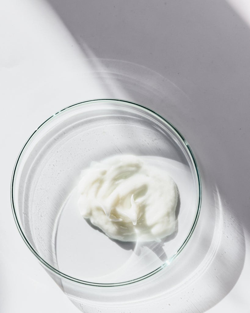Zellregenerierende Creme-Textur mit Hyaluron, Vitaminen & pflanzlichen Lipiden
