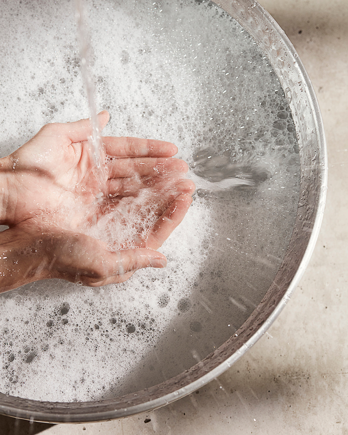 Sanft moussierendes Reinigungsgel – mild schäumende Textur mit Aloe Vera & Lotus
