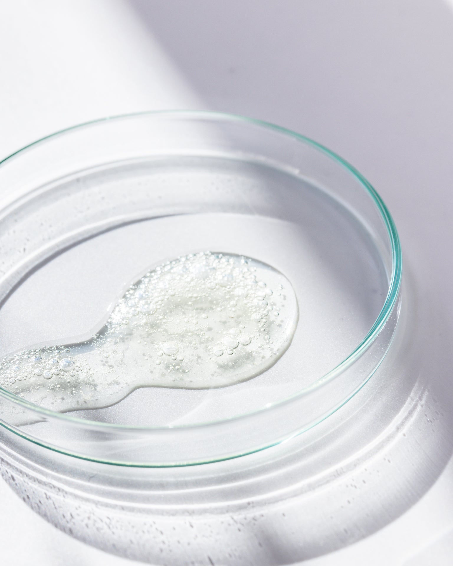 Vitamin C Serum – gelartige Textur mit Hyaluronsäure und Antioxidantien
