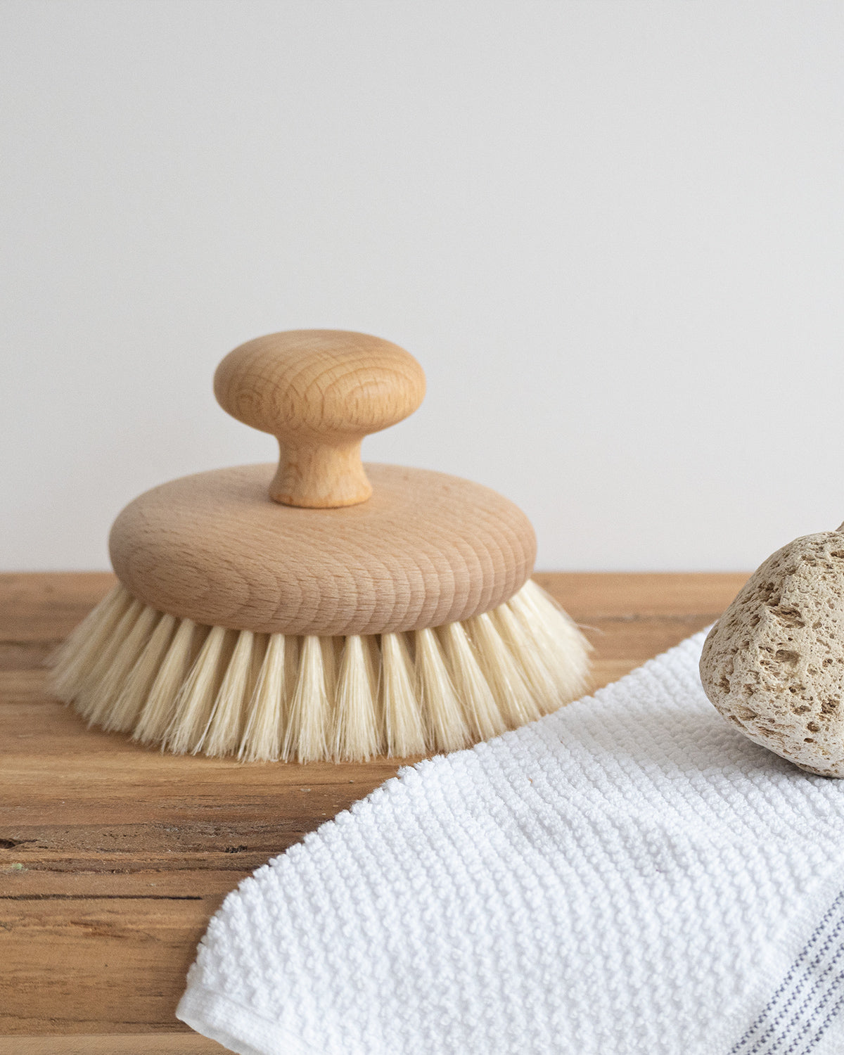 Körperbürste zum Trockenbürsten oder zum Einarbeiten von Salzpeelings - handgefertigt aus geöltem Buchenholz und zarten Naturborsten
